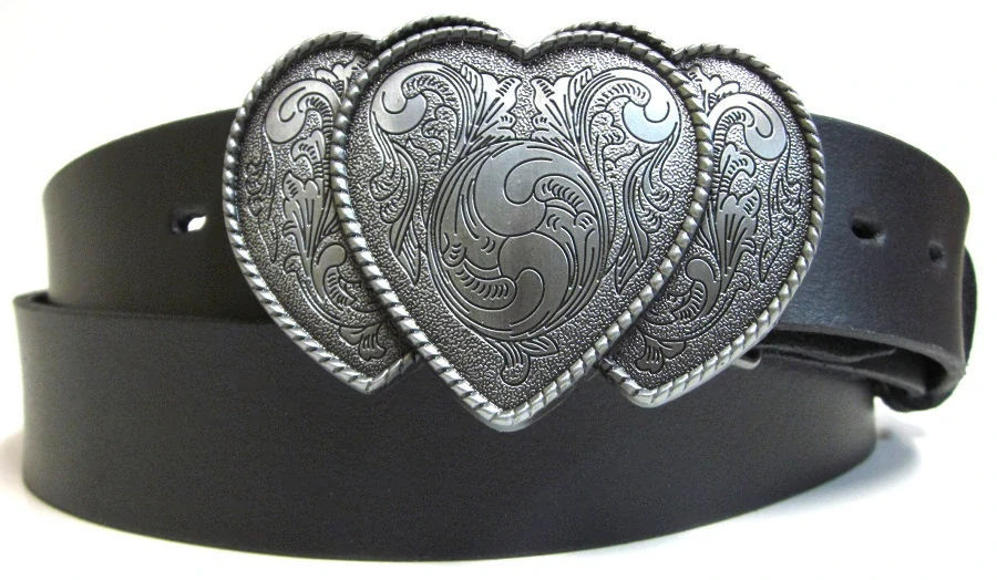 Kožené opasky s prackou so srdciami