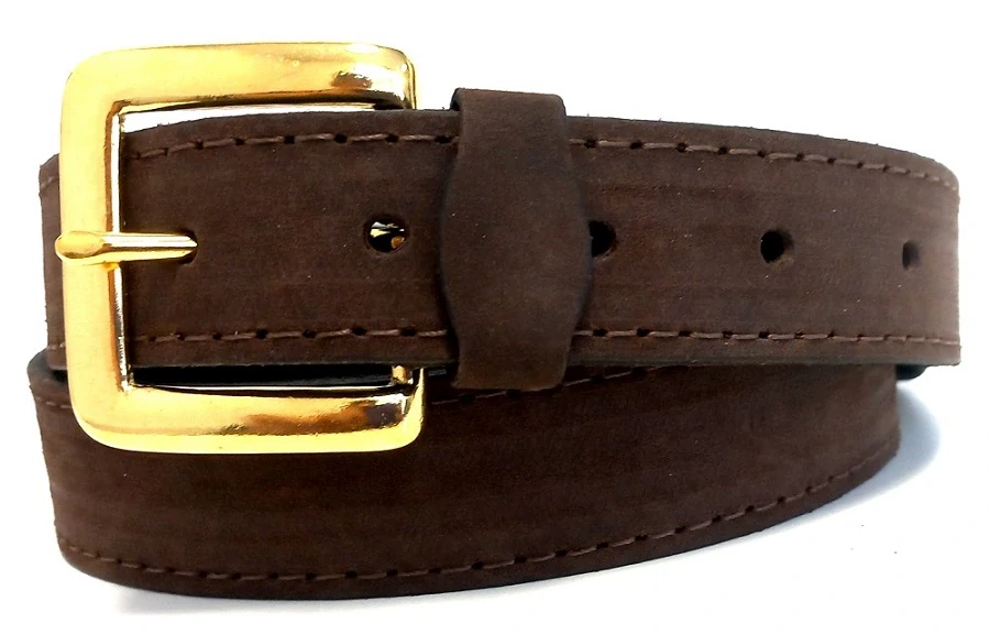 Úzke hnedé kožené opasky so zlatou prackou